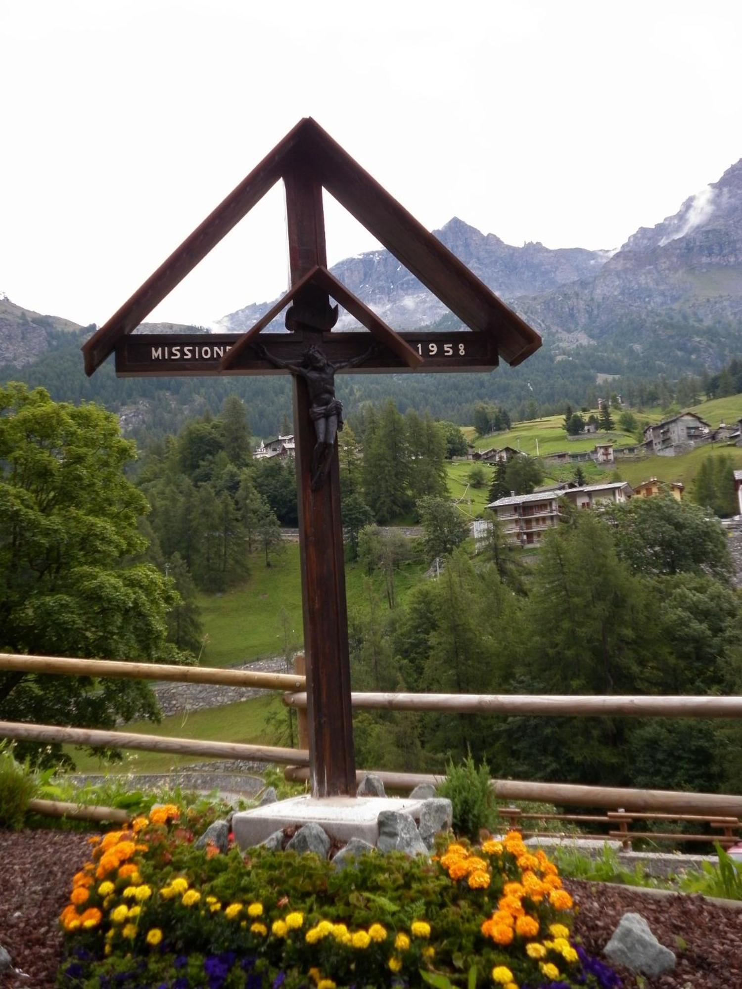 B&B A Pankeo Valtournenche Bagian luar foto